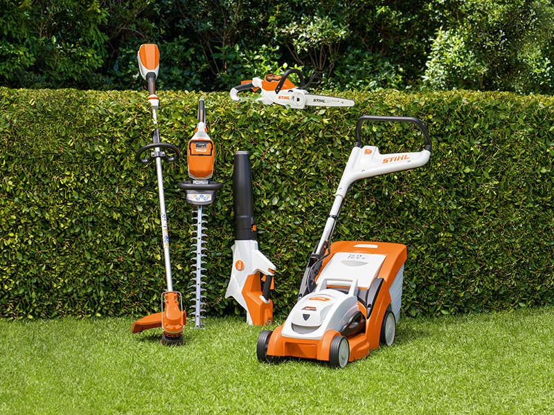 Сервис STIHL AK пред жива ограда со FSA 60 R, HSA 60, BGA 60, MSA 70, RMA 339 C