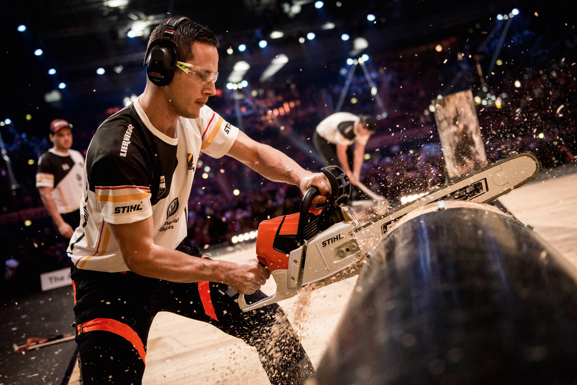 Спортист од STIHL TIMBERSPORTS® сече стебло на дрво на натпревар 