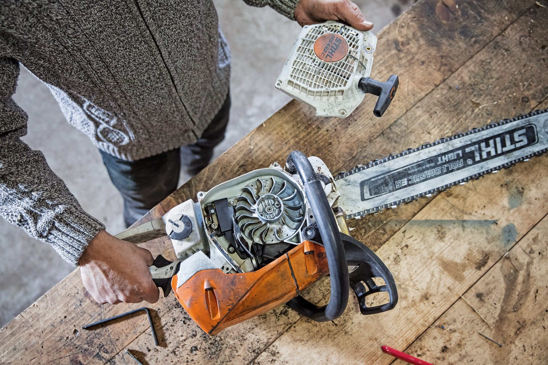 Лице кое врши работи за одржување на моторна пила на бензин STIHL MS 462 CM на работна маса