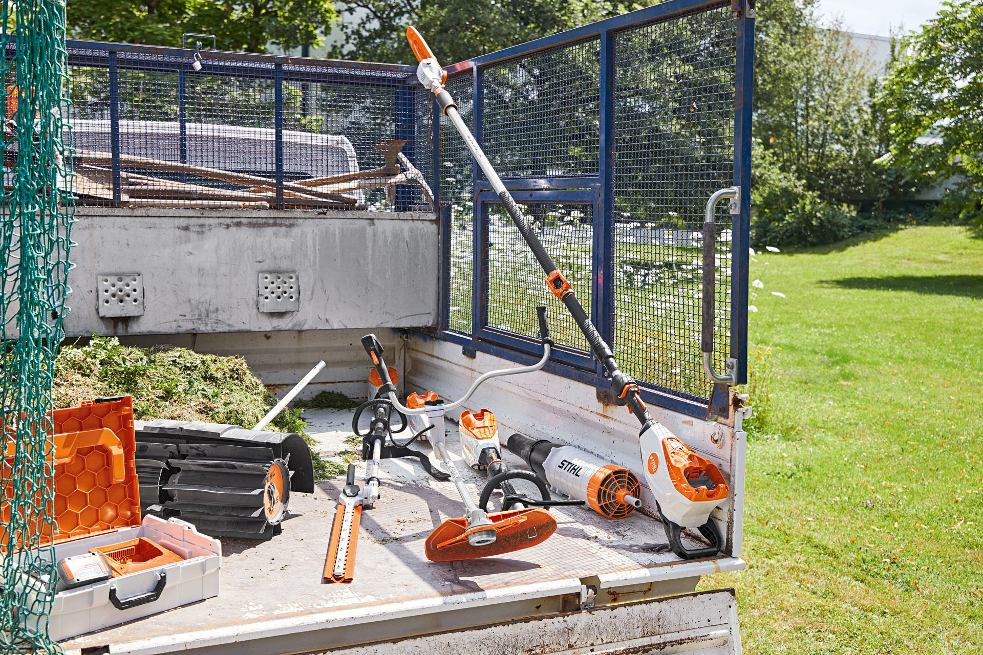 Возило со висококастречка машина STIHL HTA 135, тример за жива ограда HLA 135, моторна косачка FSA 135 и KMA 135 на товарниот простор