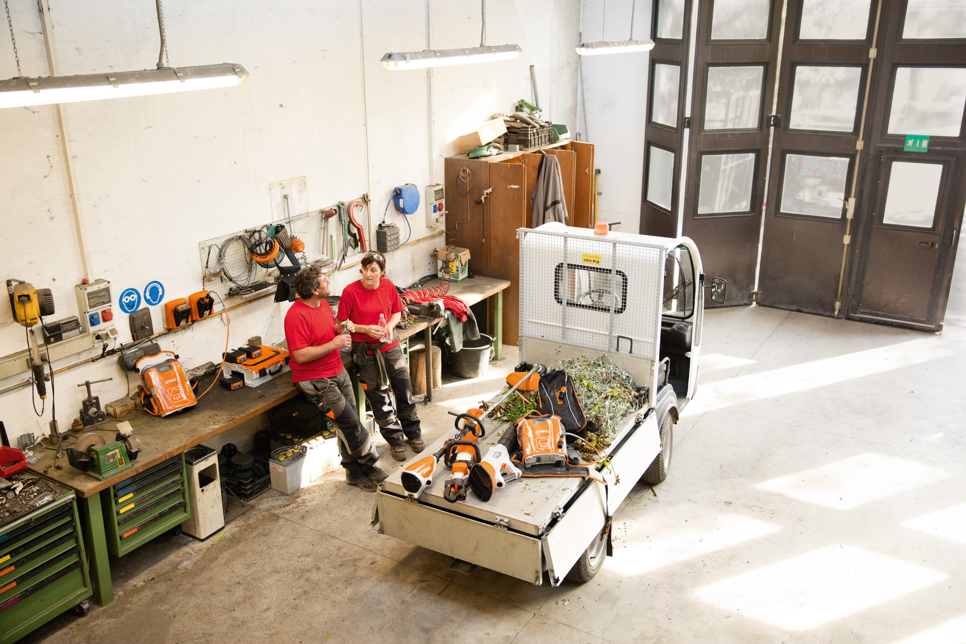Батериски производи на STIHL на камион со рамна платформа.