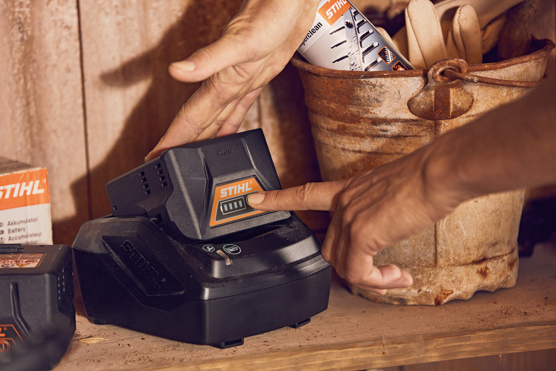 Грижа за батерии со батерии STIHL AK 10 и AK 20 во барака за алати