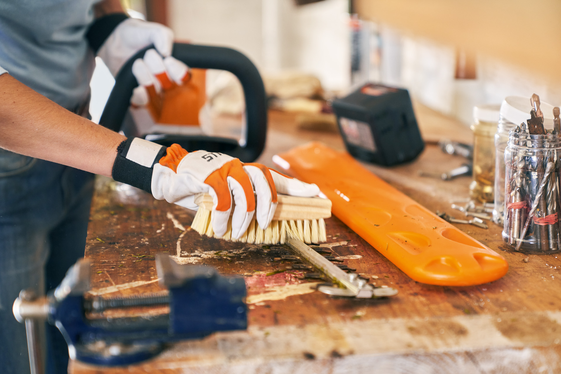 Грижа за алати: Чистење на батериски тример за жива ограда STIHL HSA 56 со четка