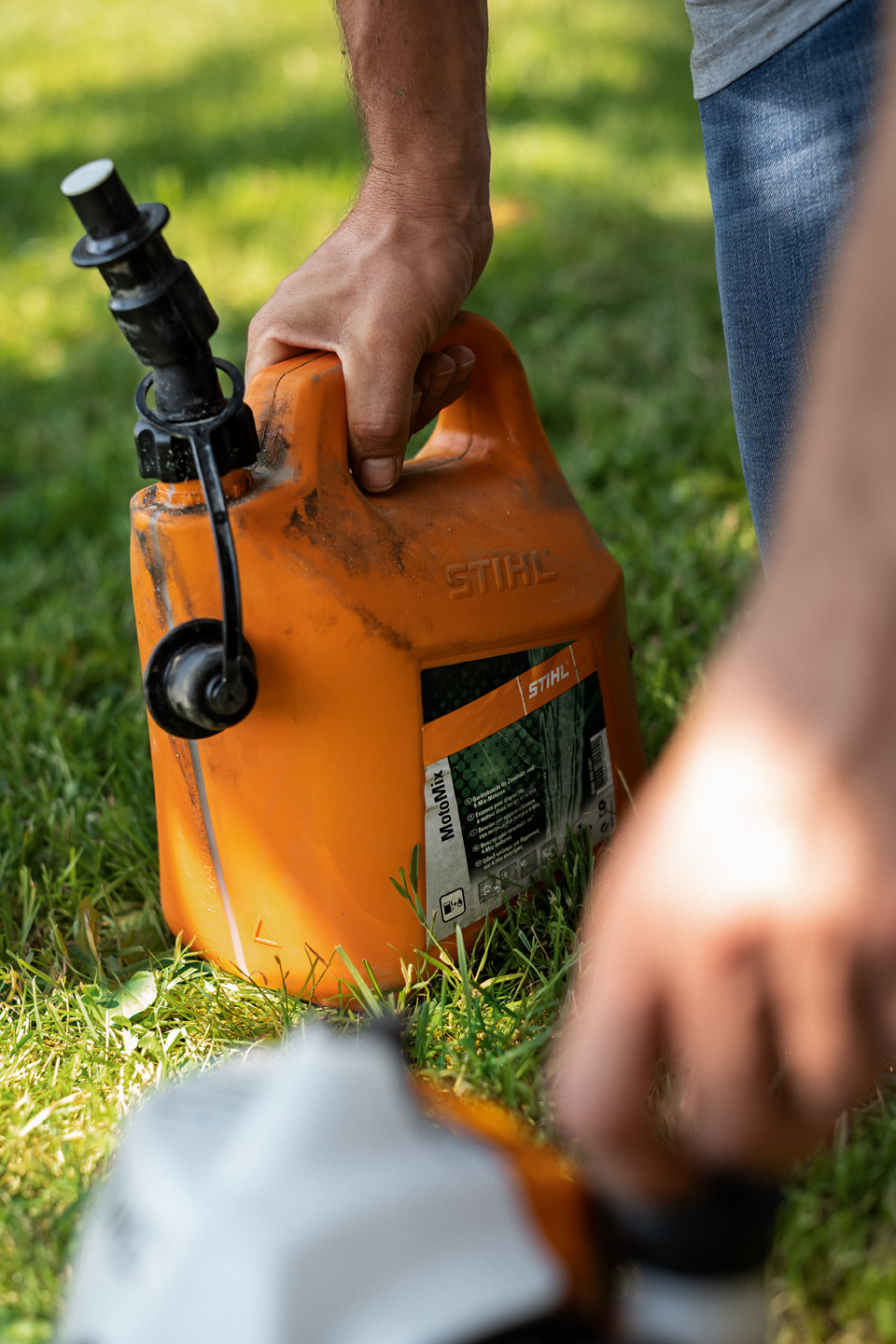 Гориво за косилка за грмушки STIHL MotoMix во портокалов сад