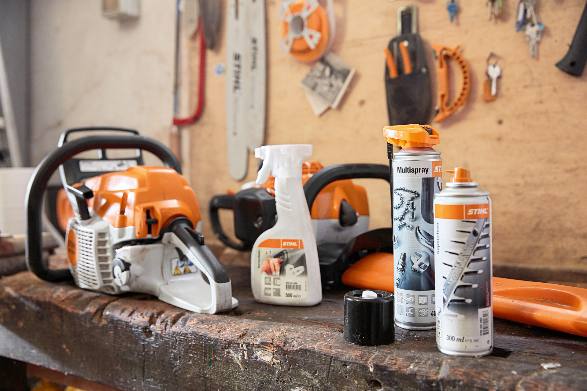 Работна маса со неколку производи на STIHL: моторна пила, Varioclean, Multispray и растворувач за смола Superclean