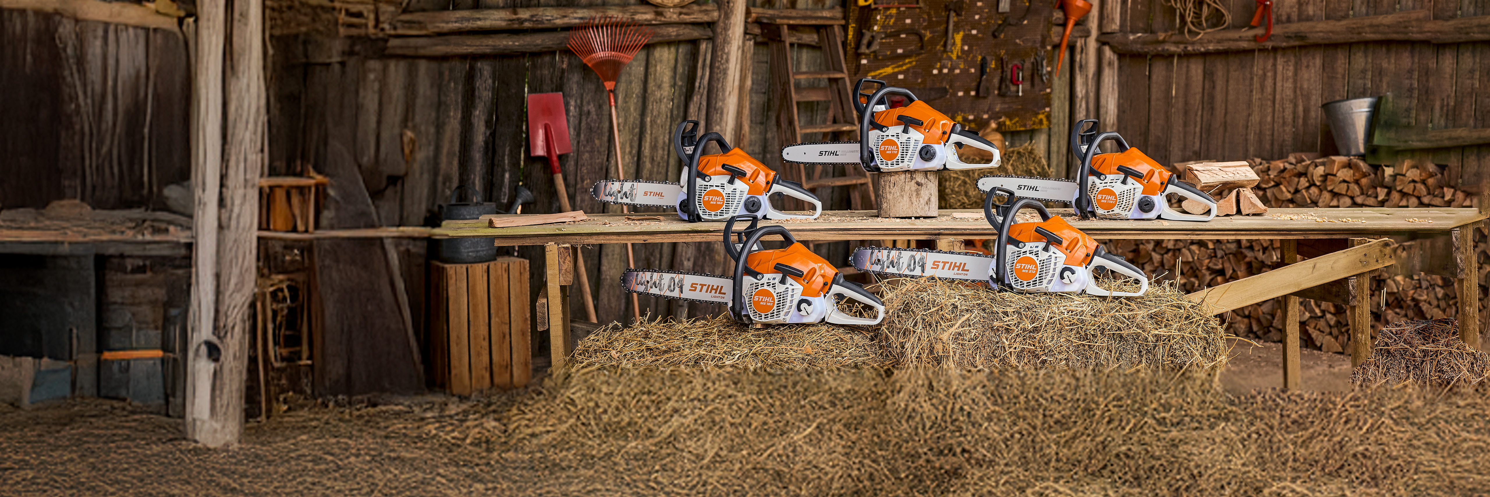 Моторни пили STIHL изложени во амбиент на работилница со подготвени дрва