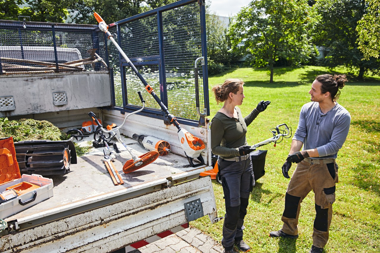 STIHL батериски уреди за одржување на дворови и зелени површини подготвени за транспорт и работа.