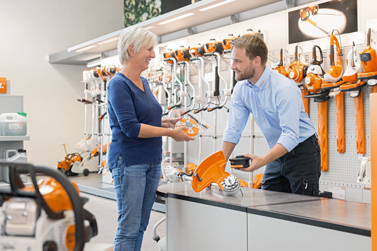 Клиентот на STIHL ја враќа машината на сервис кај специјализиран дилер на STIHL.