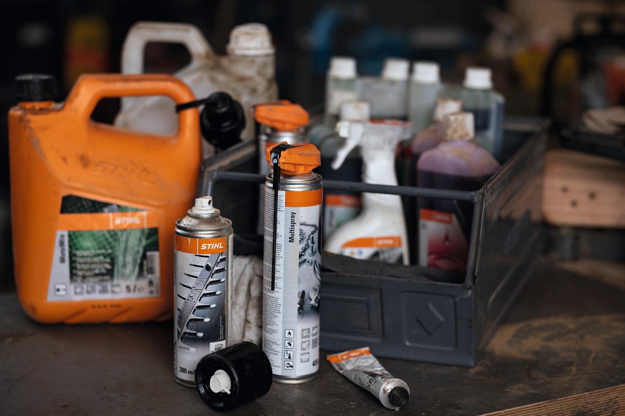 Различни горива и мазива од STIHL, некои во кутија