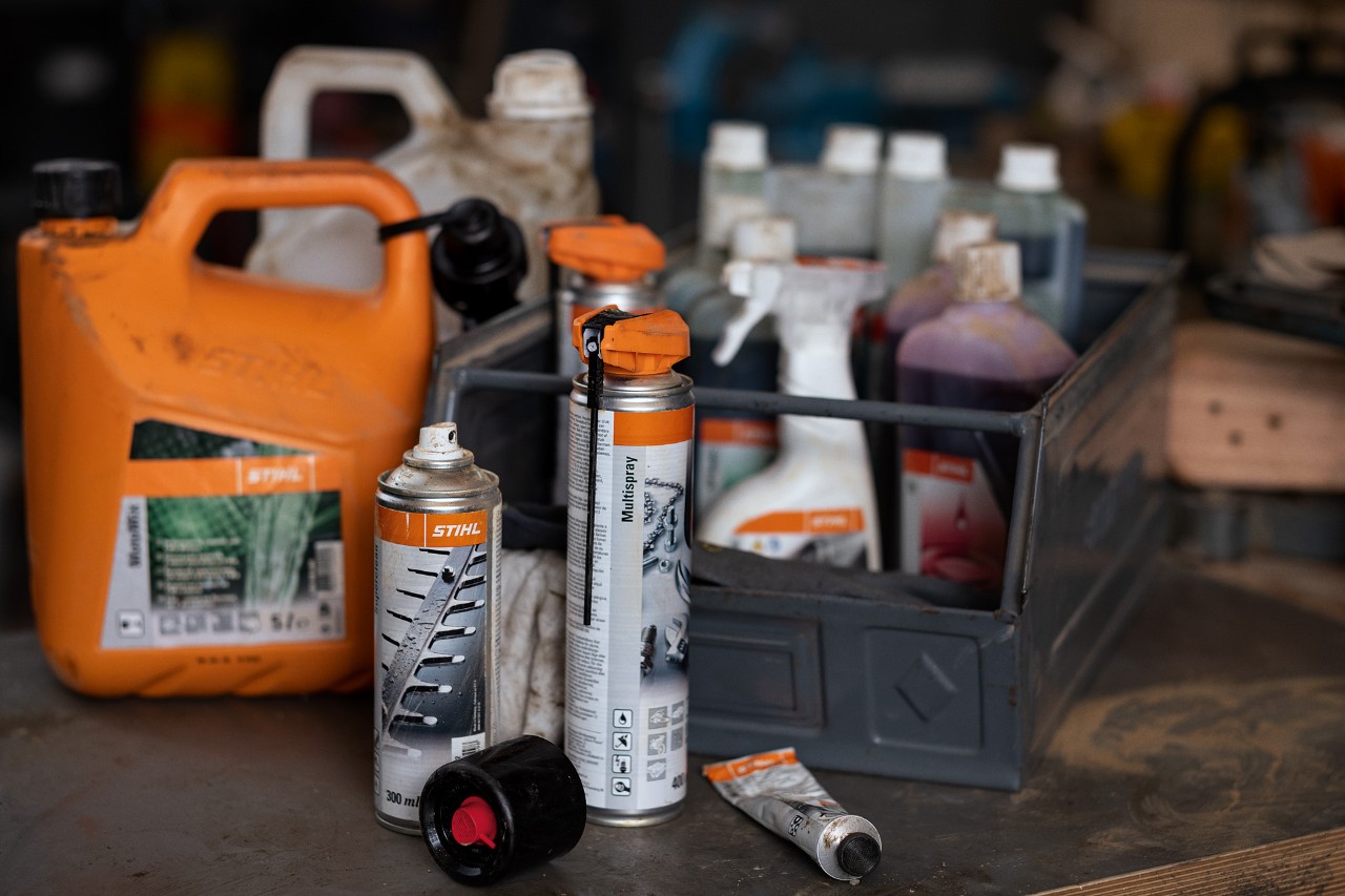 Различни горива и мазива од STIHL, некои во кутија 