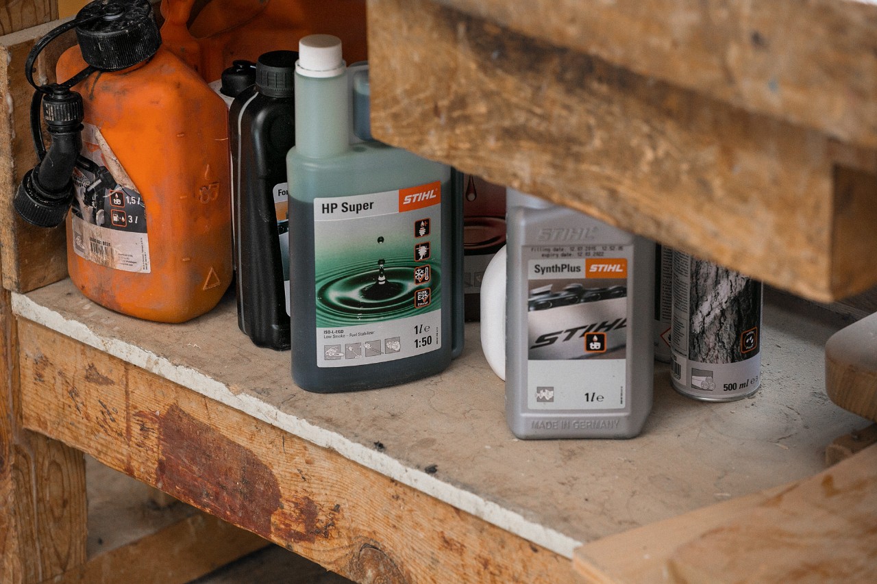 Масло за ланец STIHL SynthPlus и масло за двотактен мотор STIHL HP Super покрај други горива на полица