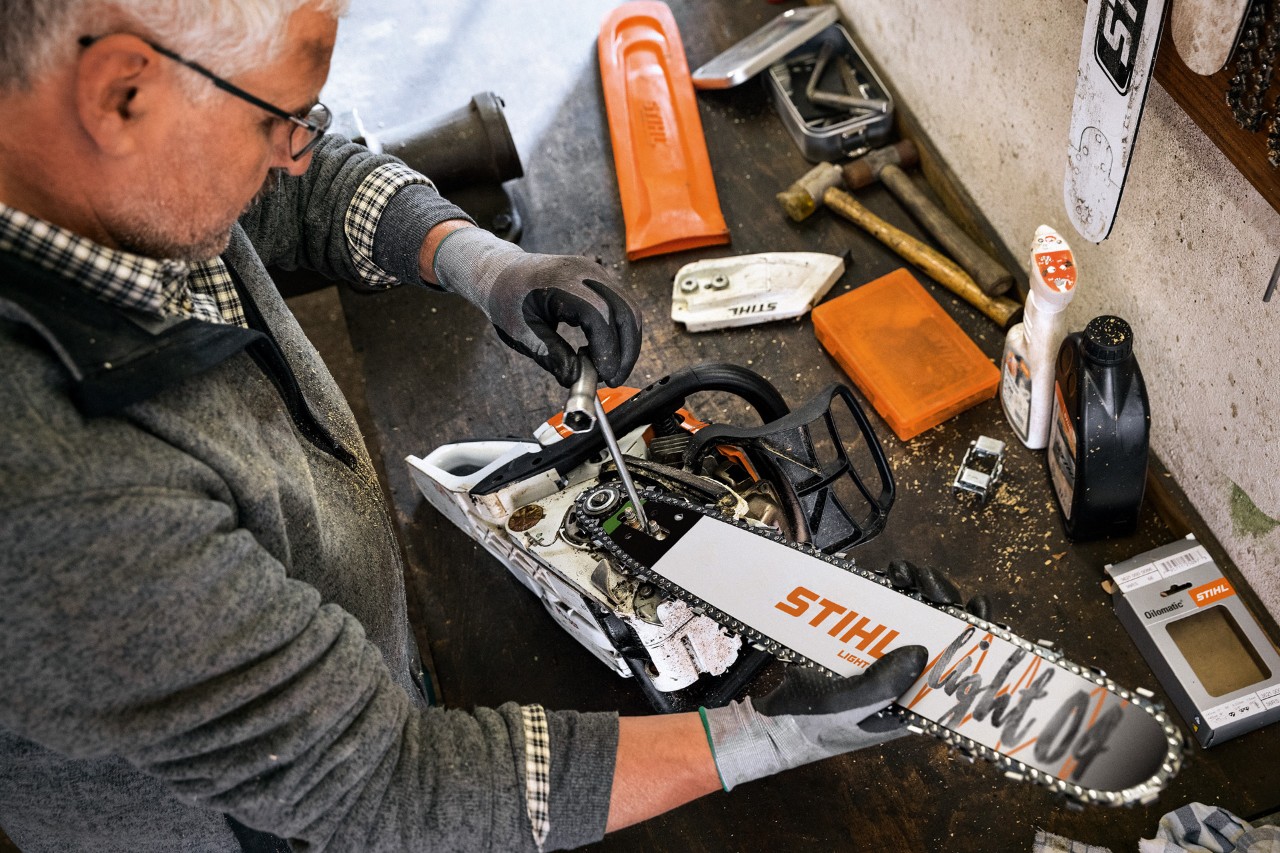 Дилер на STIHL сервисира моторна пила со водилка STIHL Light 04 и ланец за пила Oilomatic.