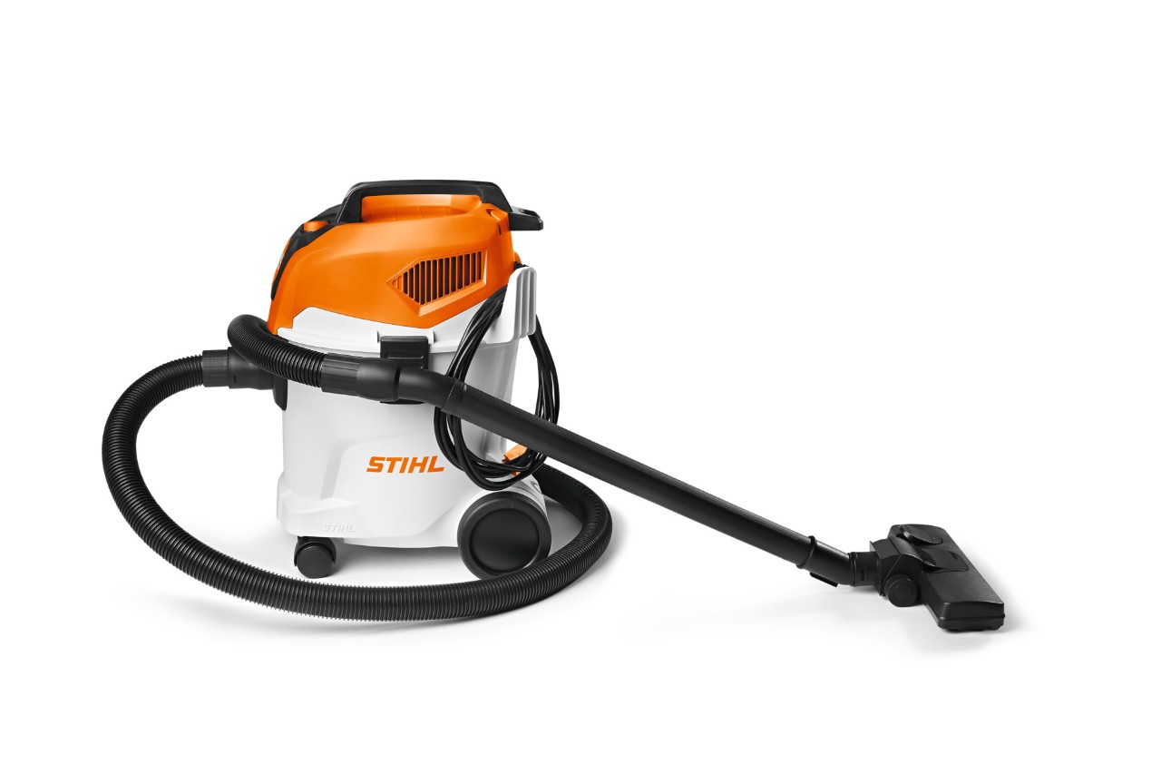 Правосмукалка STIHL SE 33 на бела позадина