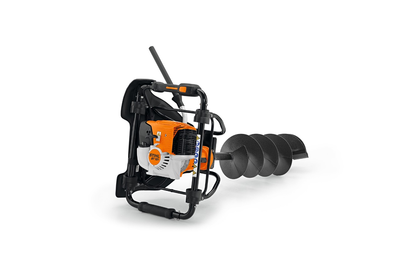 Бушилка за земја STIHL BT 131 на бела позадина