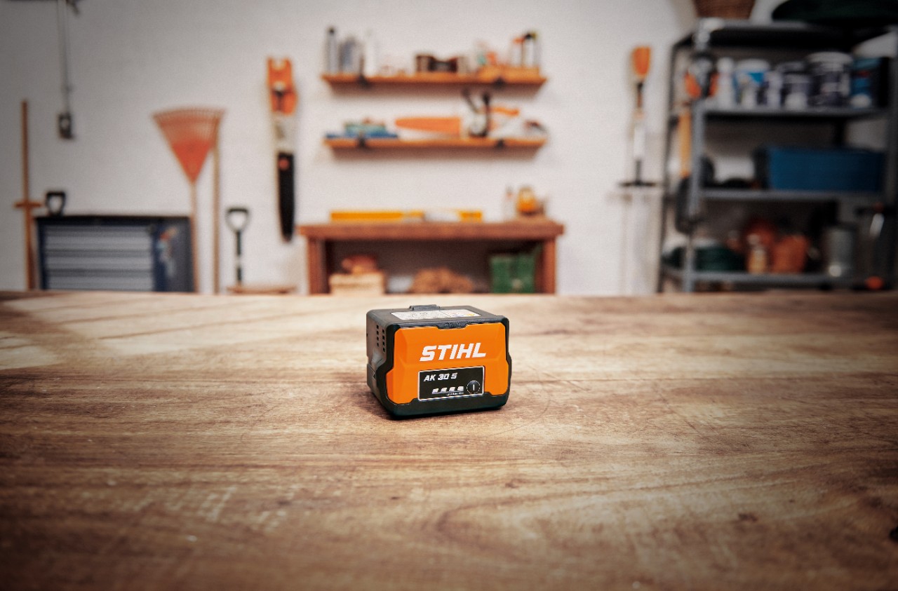 Работилница со батерија STIHL AK 30 S на дрвена маса 
