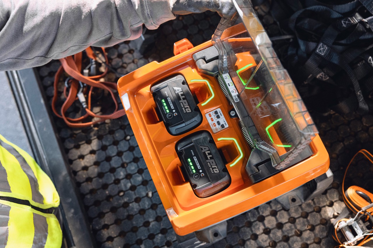 Целосно наполнети батерии STIHL ALLPRO 300.0 P (C) во преносниот полнач AL 1802 MO