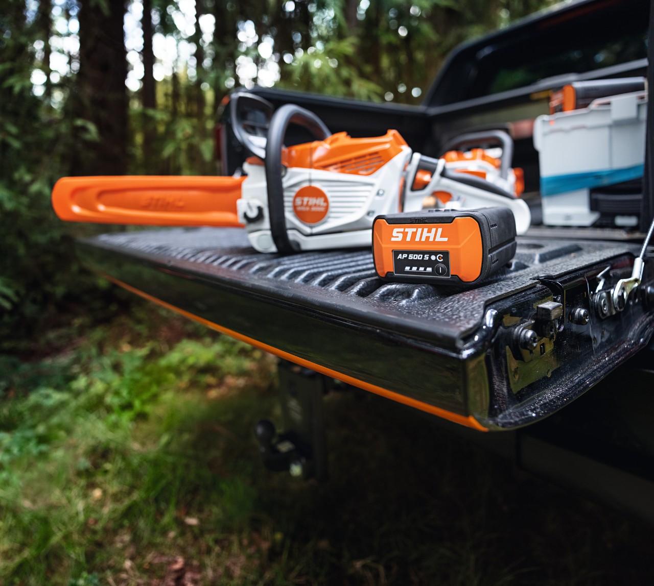Литиум-јонската батерија STIHL AP 500 S и моторната пила на батерии STIHL MSA 300
