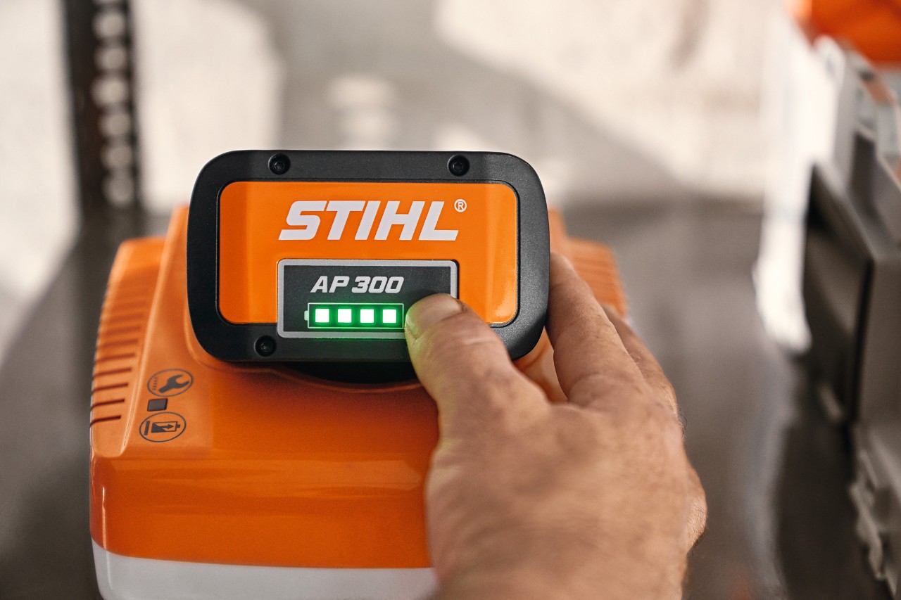 Лице umfasst das STIHL Schnellladegerät mit Lithium-Ionen-Akku AP 300, um den Ladestand zu kontrollieren
