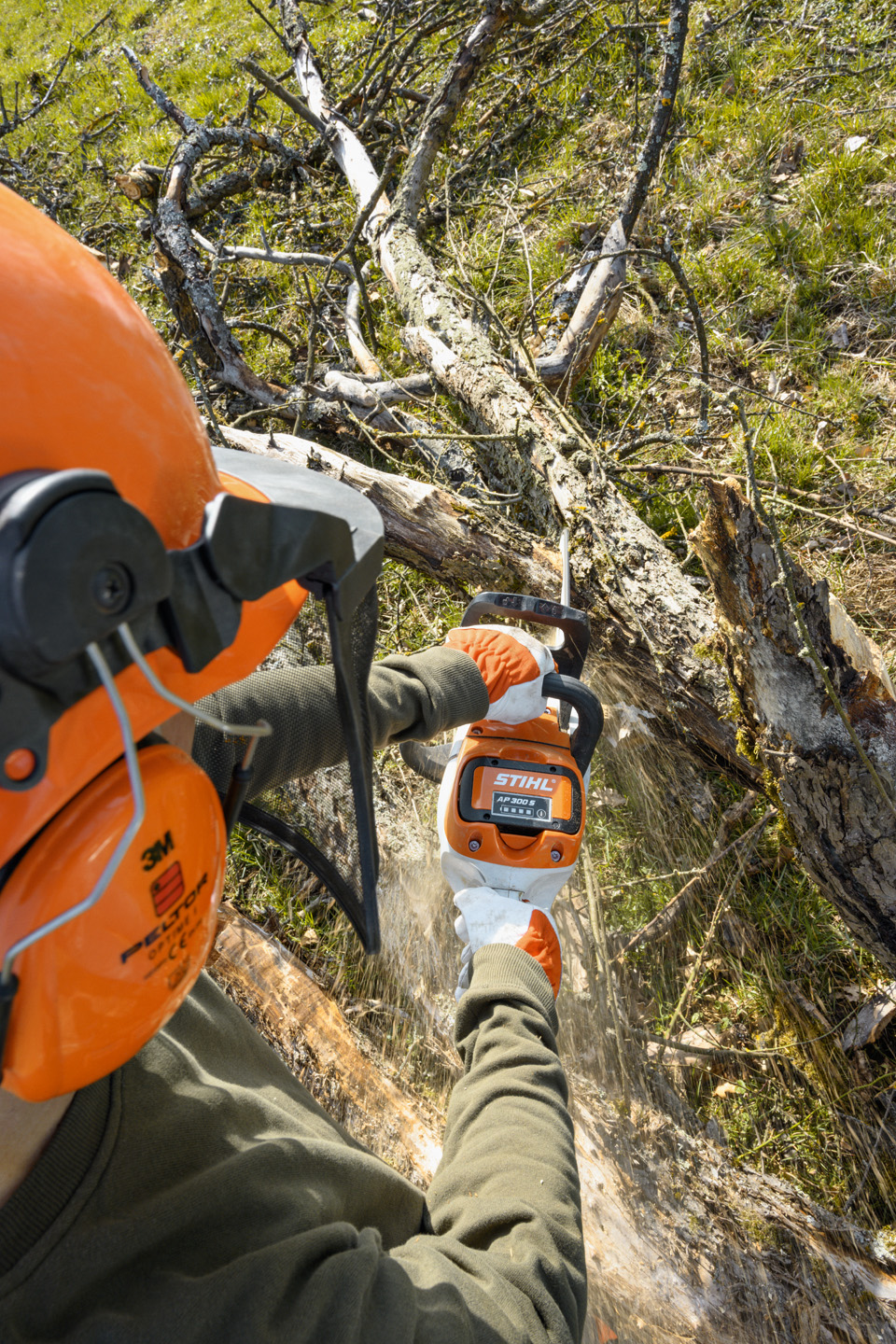 Безжична моторна пила STIHL MSA 220 CB што се користи за сечење гранки од стебло на дрво
