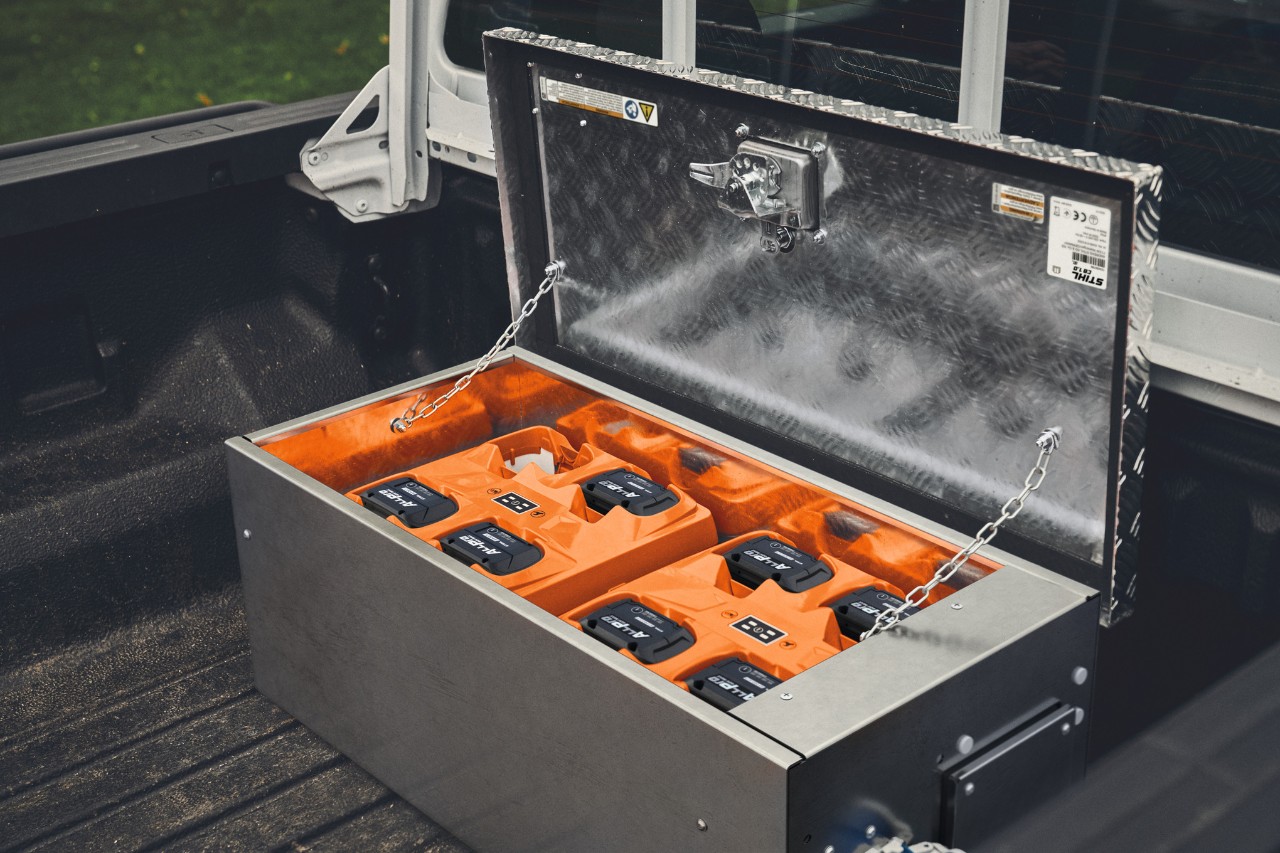 STIHL CB 1 полначка станица со ALLPRO батерии на коритото на пикап камион