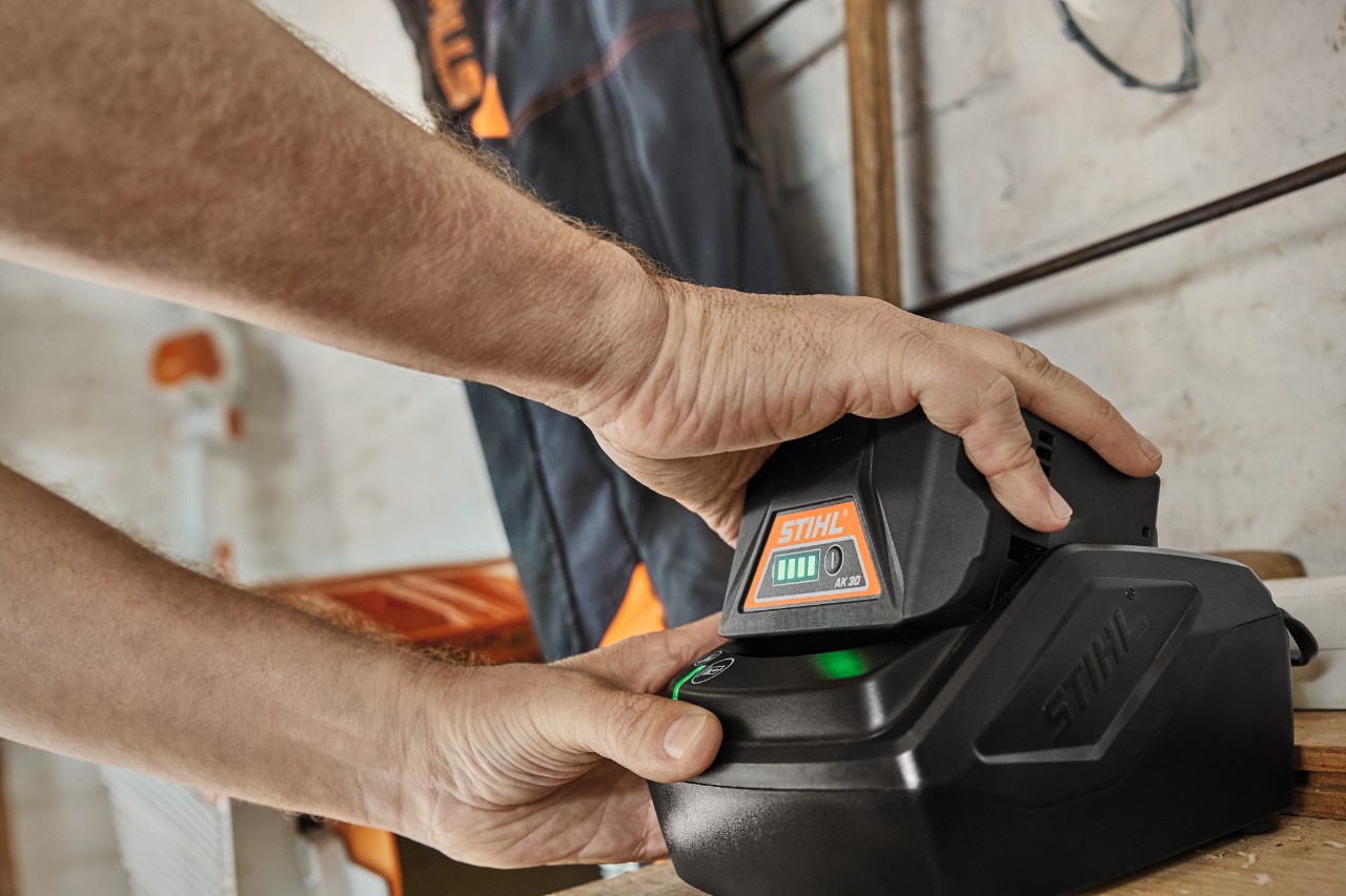 Литиум-јонска батерија STIHL AK 30 се полни во станица за полнење