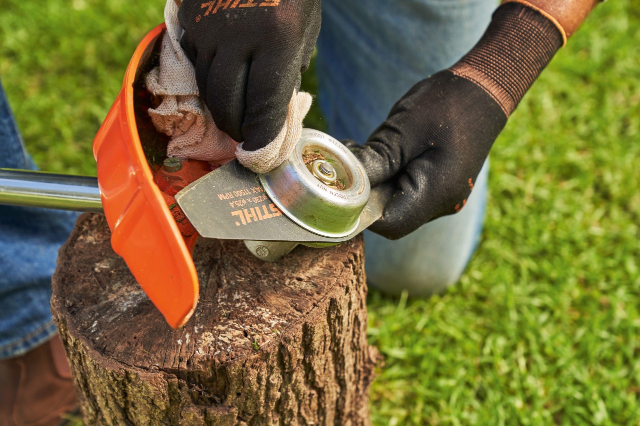 Чистење на ножот за расчистување на грмушки STIHL со влажна крпа
