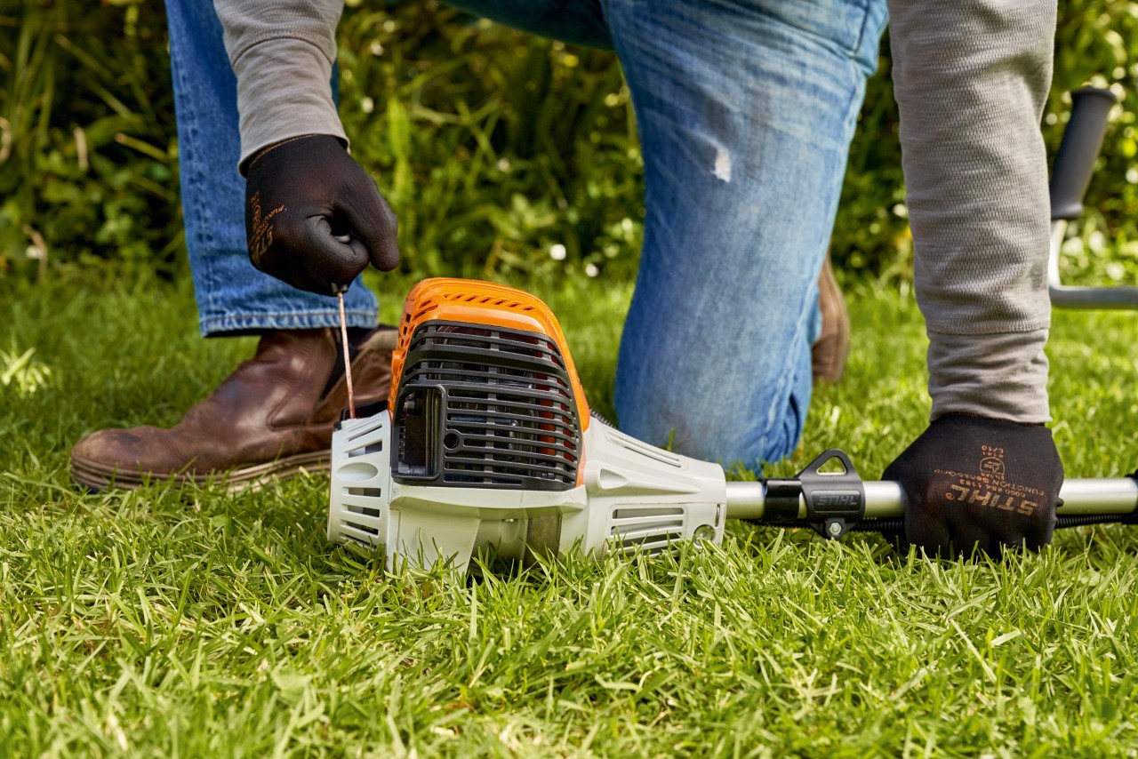 Човек го влече стартерскиот кабел на бензинската коса STIHL FS 91 