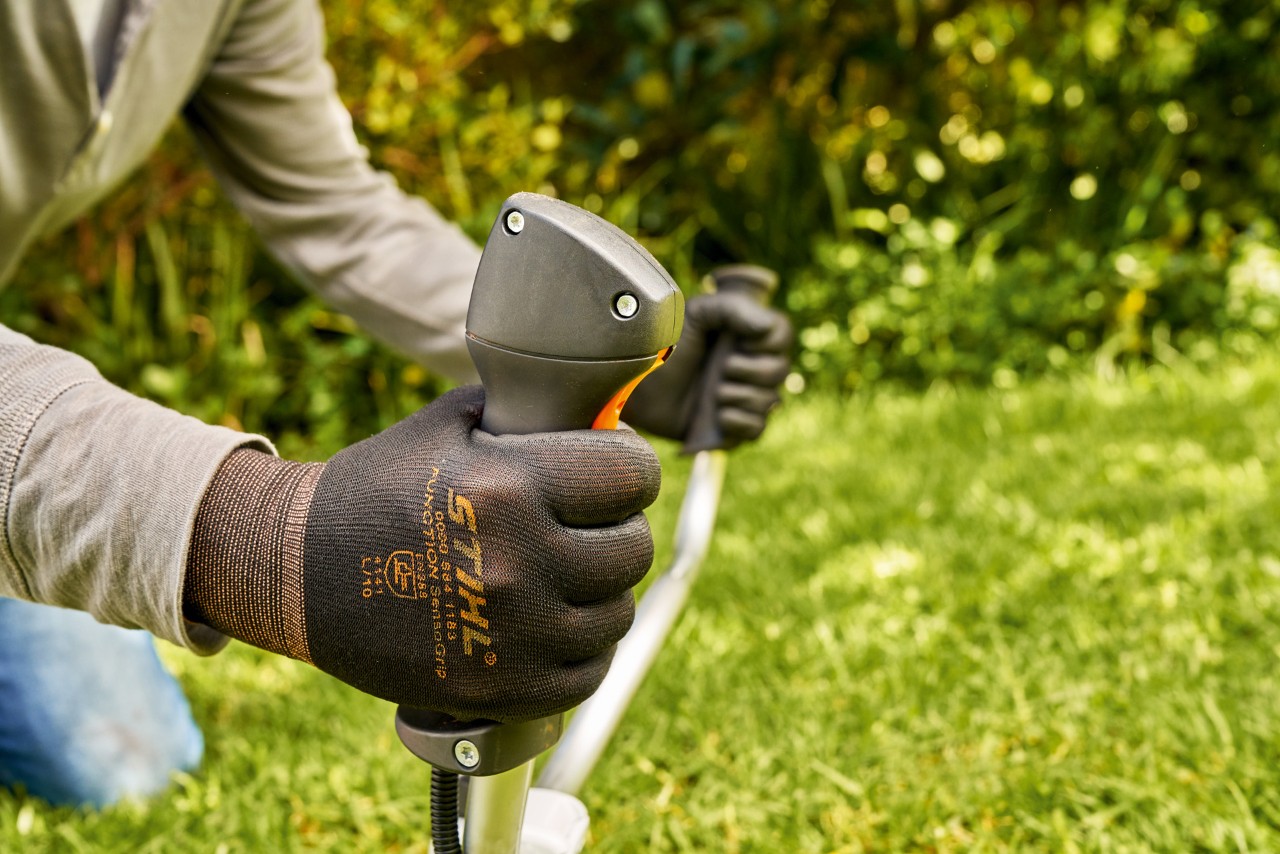 Човек првично го пали моторот на бензинската косилка  STIHL FS 91