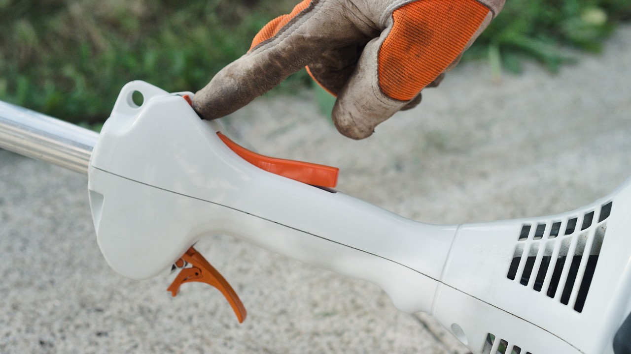 Активирање на прекинувачот за стоп на бензинскиот тример STIHL FS 38