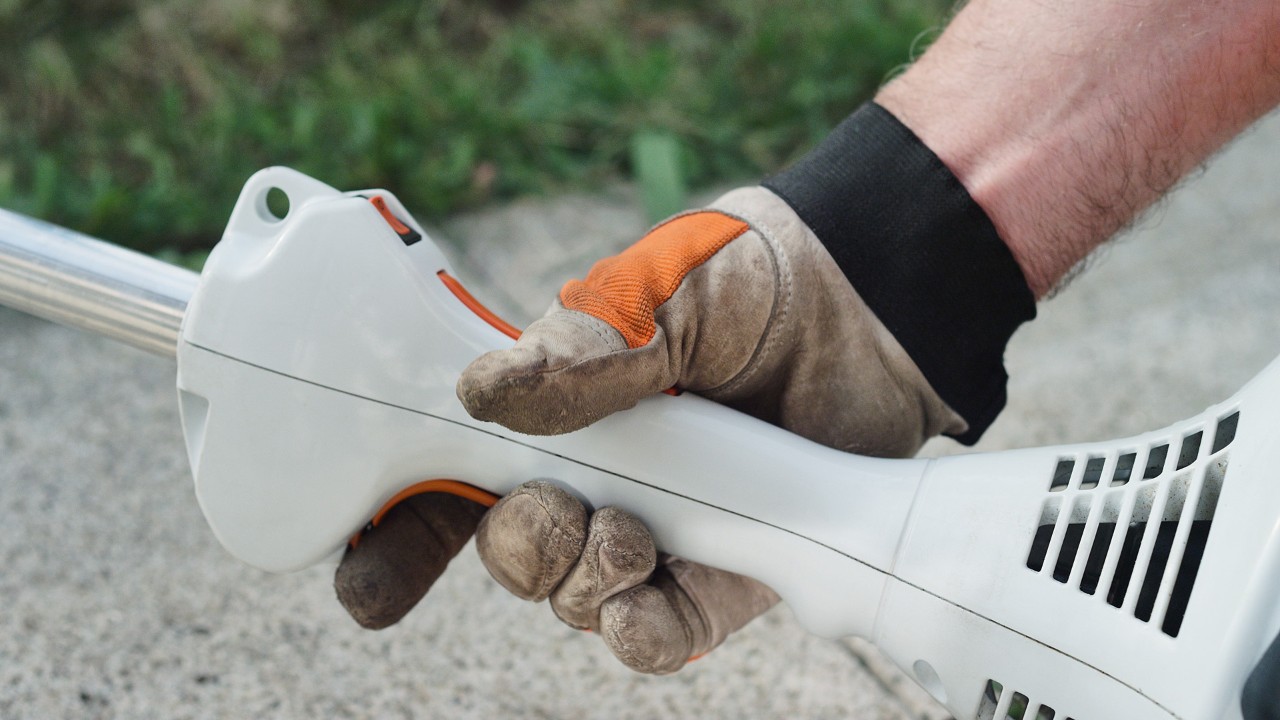 Рачката за гас на бензинскиот тример STIHL FS 38 се заклучува на место