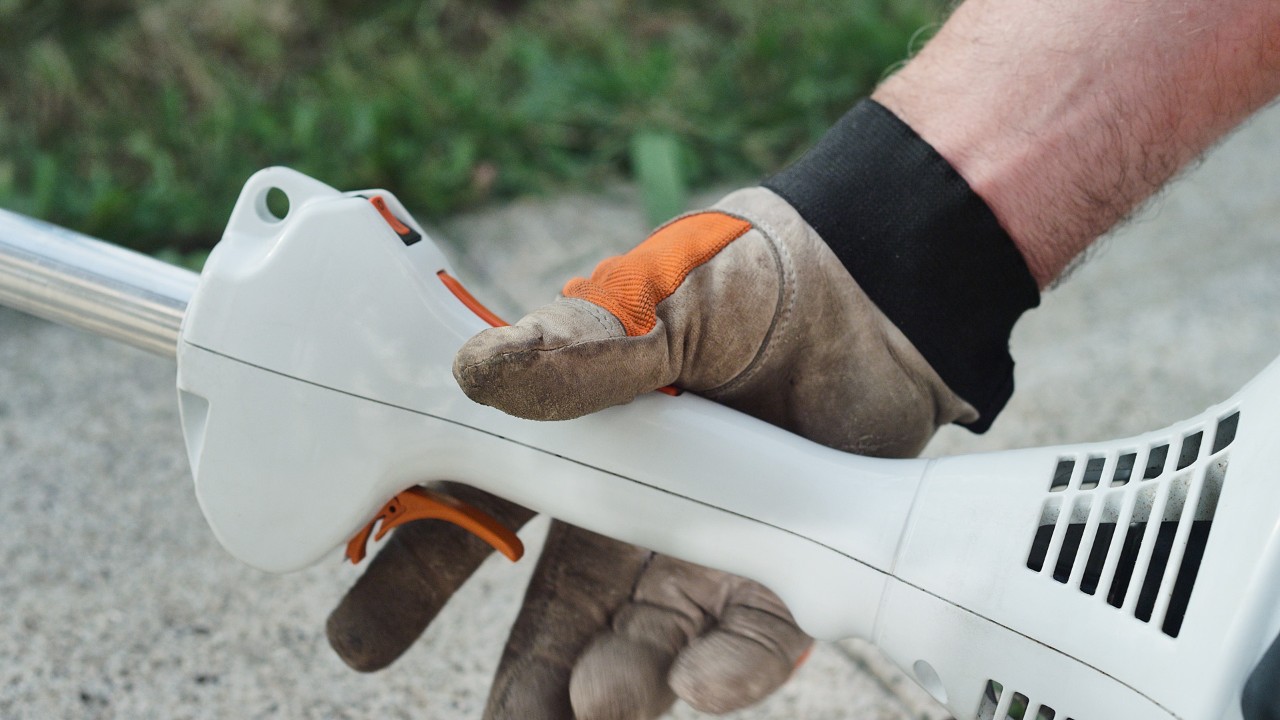 Бензинскиот тример STIHL FS 38 во почетна положба за гас