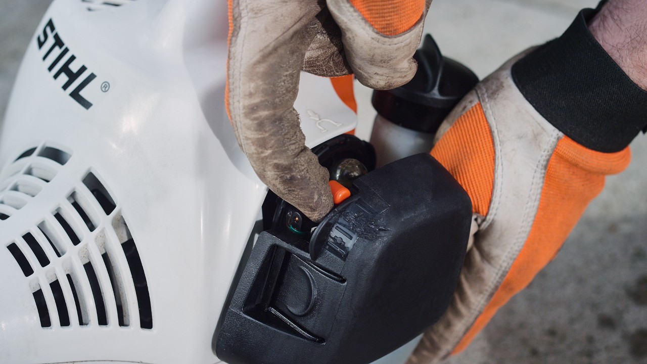 Активирање на рачката за задушување на бензинсиот тример STIHL FS 38