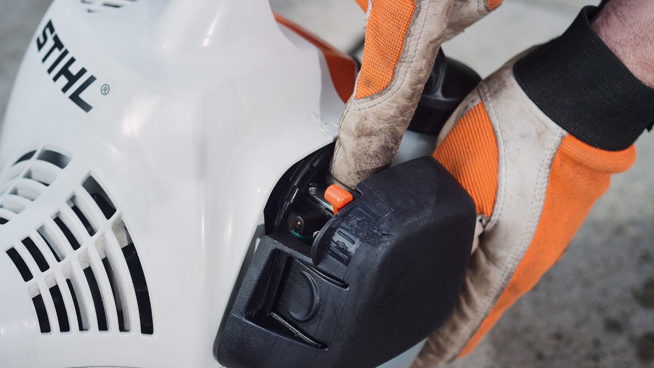 Притискање на пумпата за гориво на бензинскиот тример STIHL FS 38