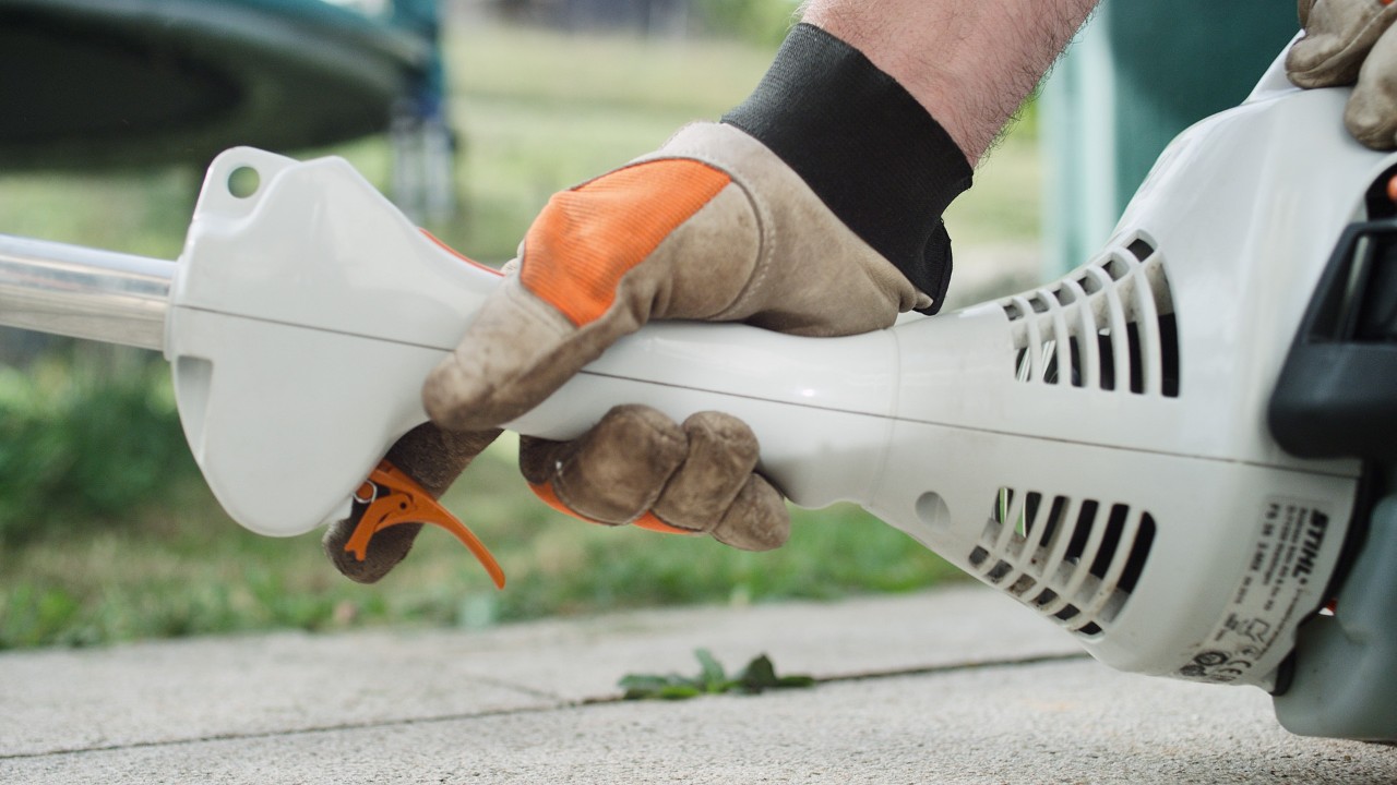 Притискање на рачката за гас на бензинскиот тример STIHL FS 38