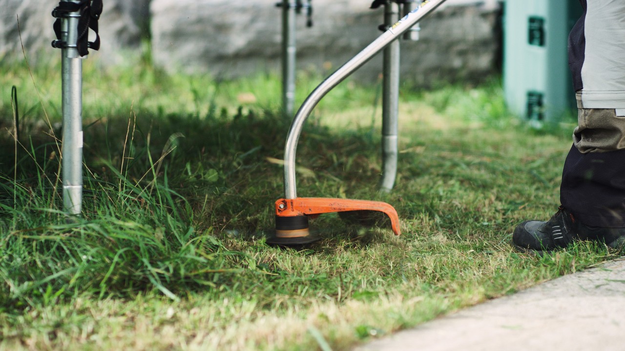 Користење на бензинскиот тример STIHL FS 38 за потстрижување на рабовите на тревникот
