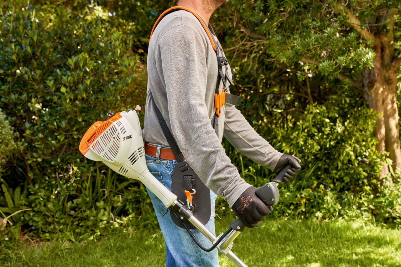 Човек крева бензински тример STIHL FS 56 од земја