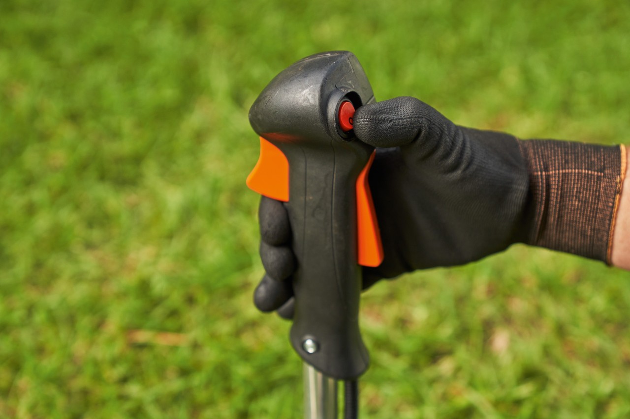 Човек кој го исклучува бензинскиот тример STIHL FS 56