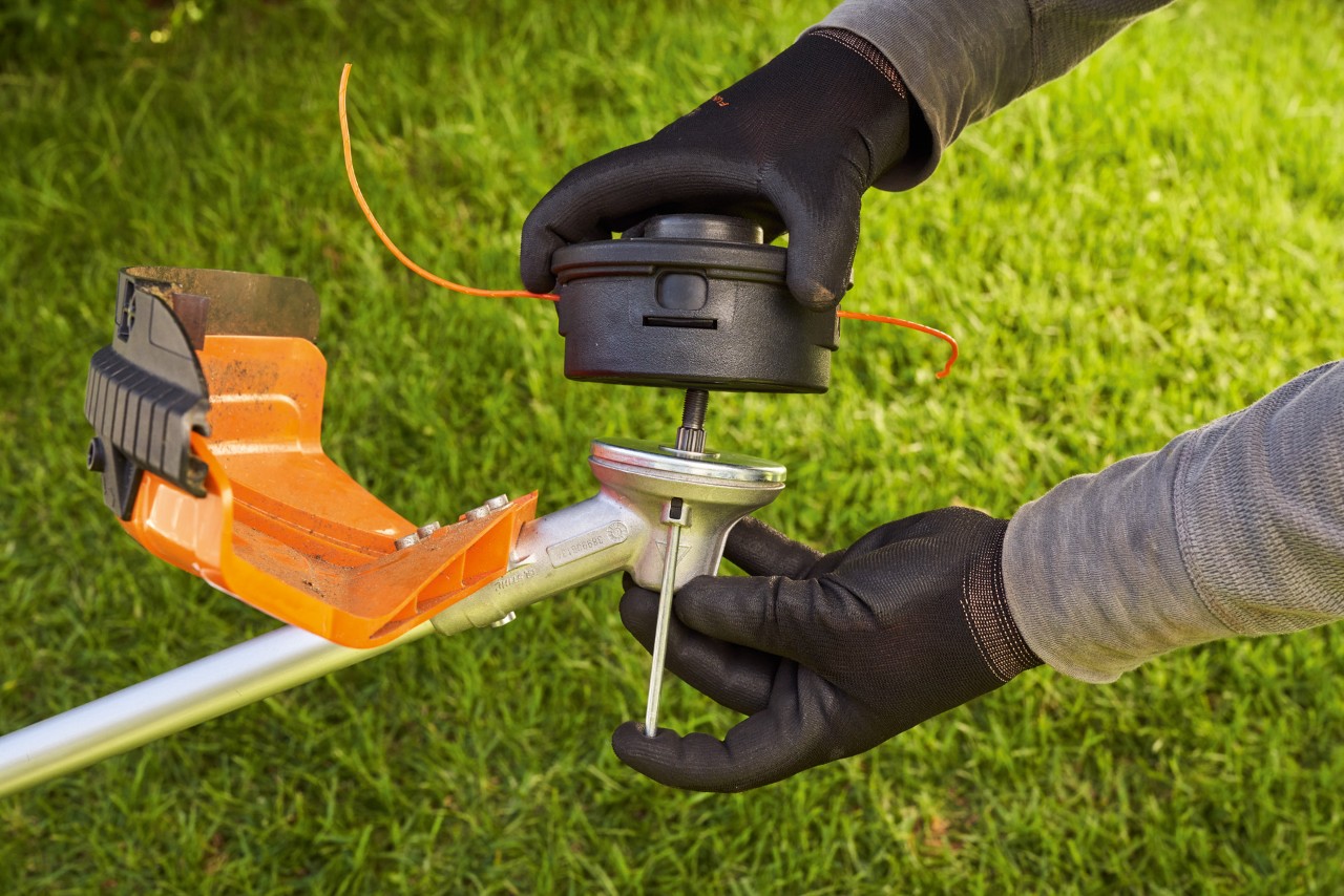 Резервна глава за тример за трева од STIHL се ротира врз алатката