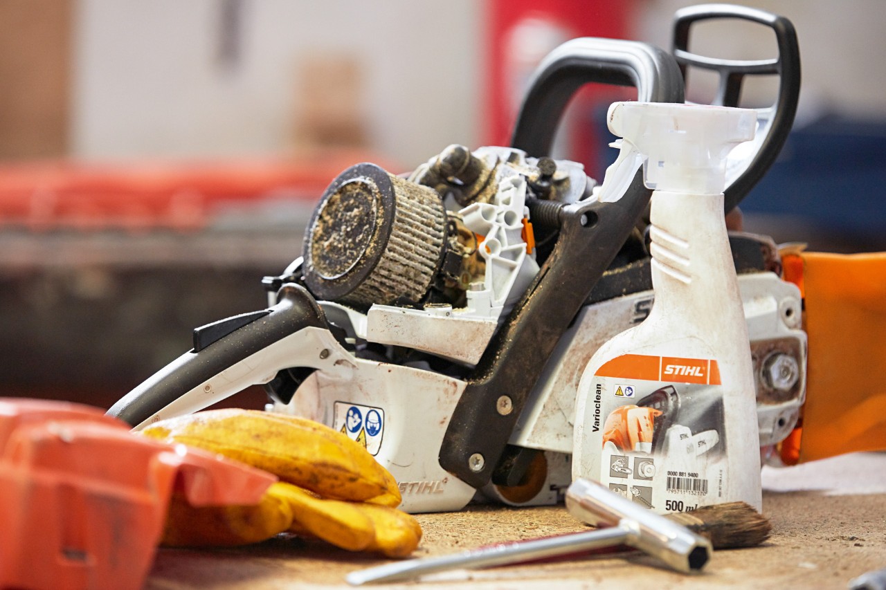 Средство за чистење STIHL Varioclean до моторната пила STIHL на работната маса