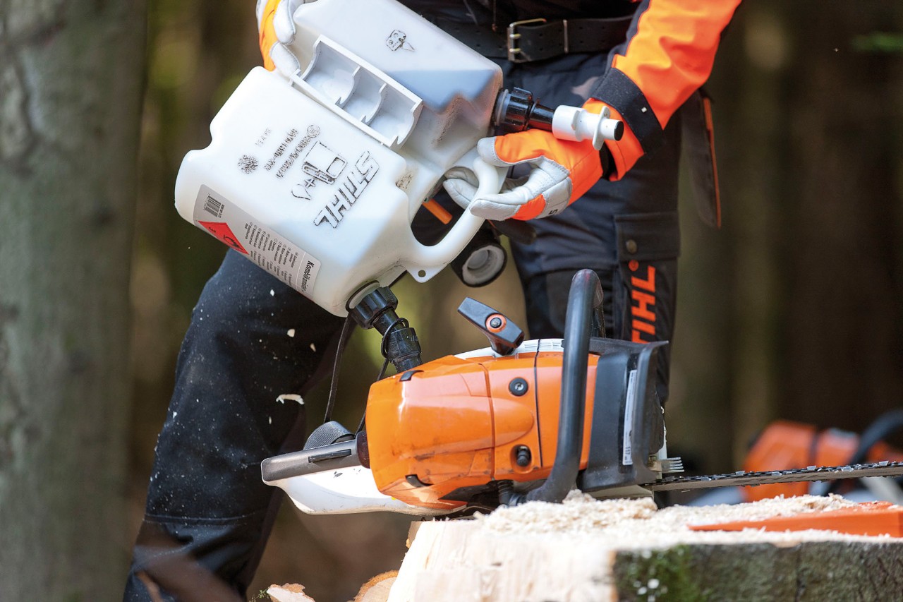 Моторна пила STIHL MS 441 се полни од комбиниран резервоар