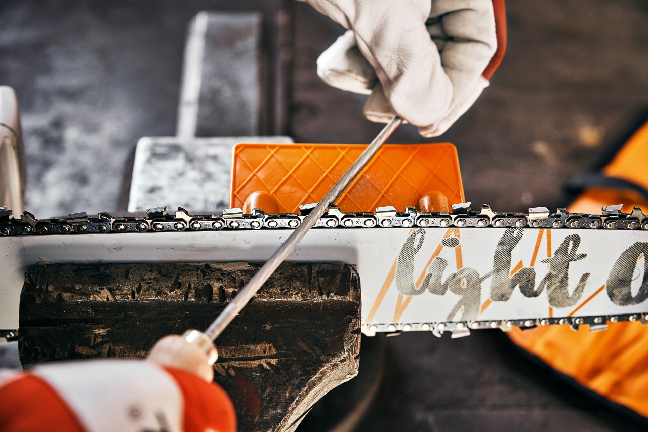 Лице што остри моторна пила STIHL користејќи тркалезна турпија за ланец и аголна плоча за турпија STIHL