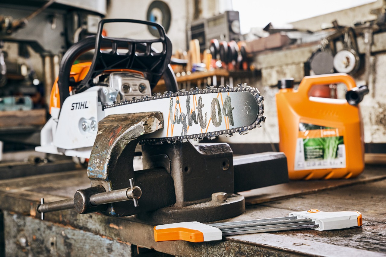 Моторна пила STIHL MS 261 CM  со водилка Light 04 покрај смесата за гориво STIHL MotoMix пред острење