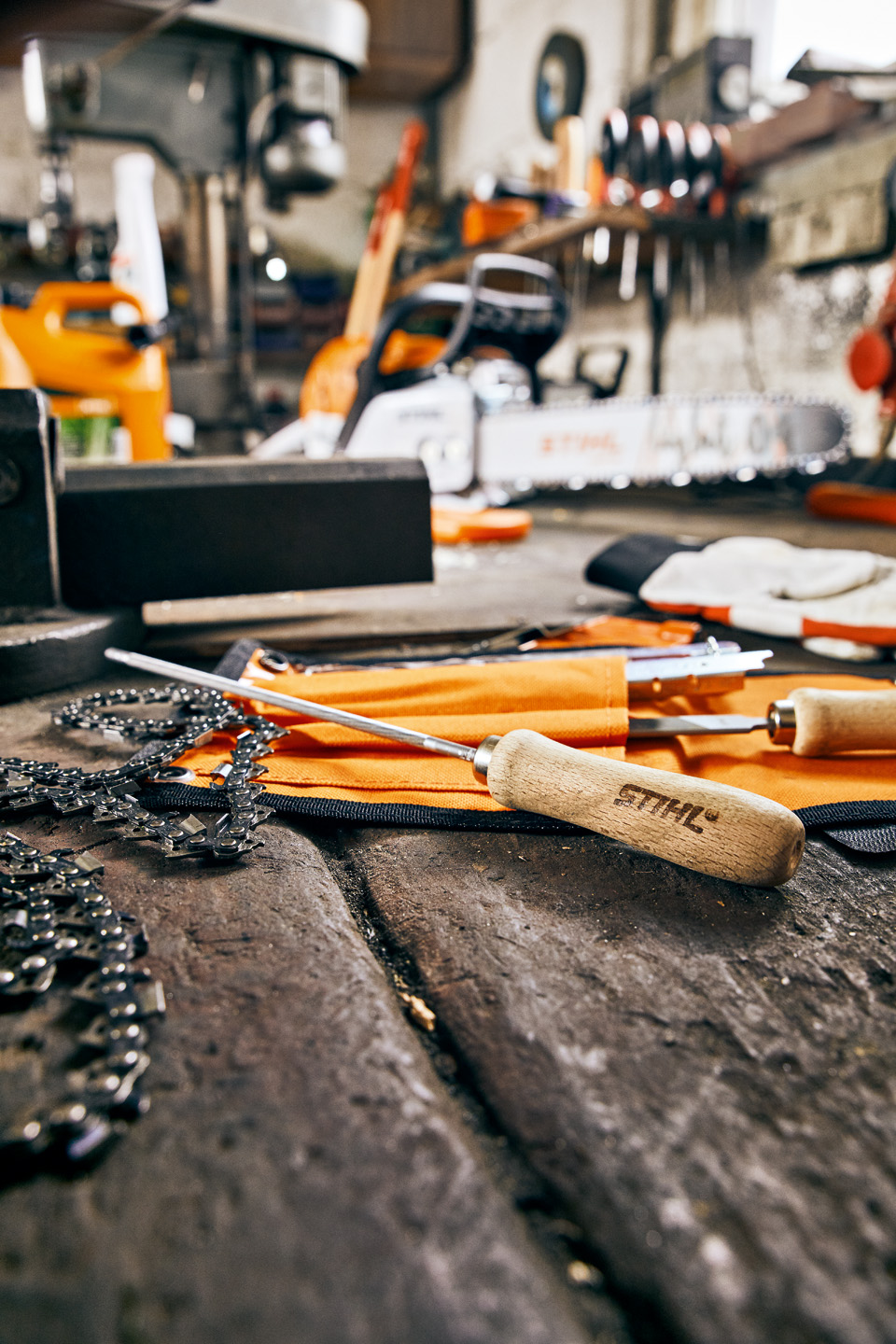 Турпии за ланец за пила STIHL и ланец за моторна пила на работна маса во работилница