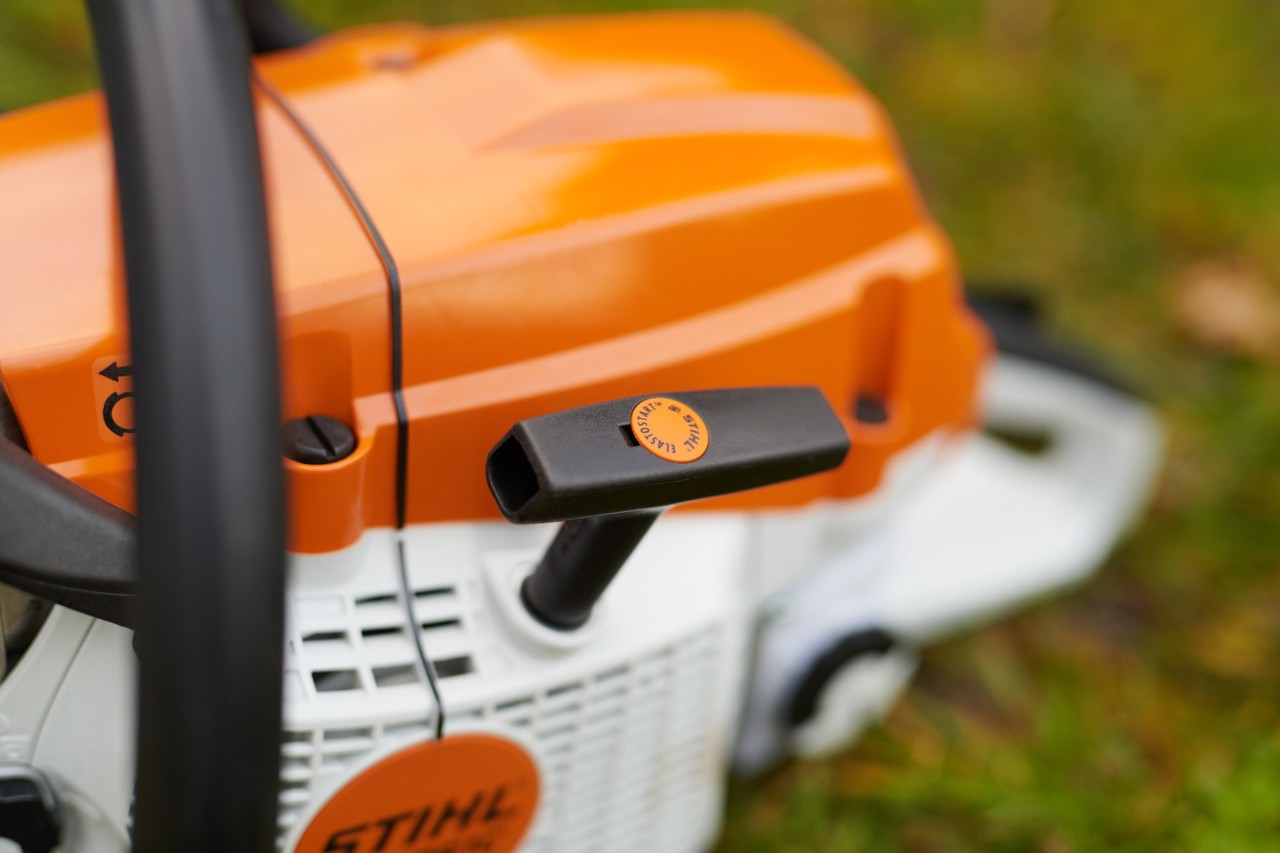 Крупен план на рачката на стартерот на бензинска моторна пила STIHL MS 261 CM со M-Tronic и ElastoStart.